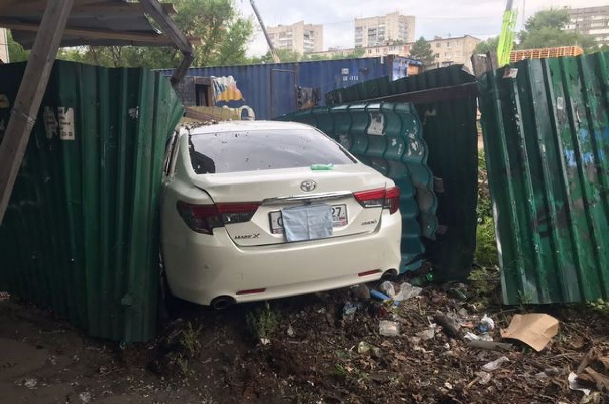    В центре Хабаровска микроавтобус отбросил «Тойоту Марк-X» в забор