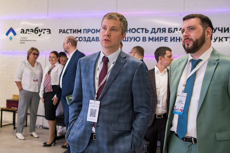 Идея назвать терминал именем китайского реформатора Дэн Сяопина принадлежит лично гендиректору ОЭЗ «Алабуга» Тимуру Шагивалееву. Куратор проекта — Тимур Мингазов (справа на фото) Фото: «БИЗНЕС Online»