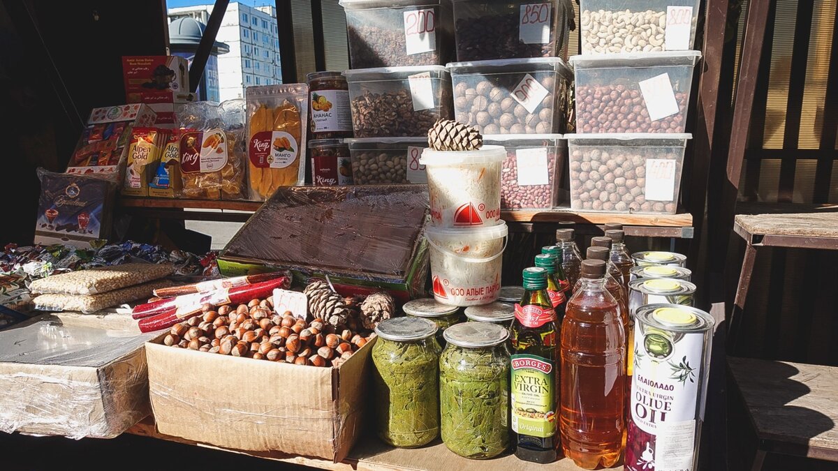     Администрация Владивостока предлагает предпринимателям арендовать места в остановочных павильонах, чтобы организовать свои торговые точки для реализации различных товаров. Продавать можно как еду, так и другие вещи.