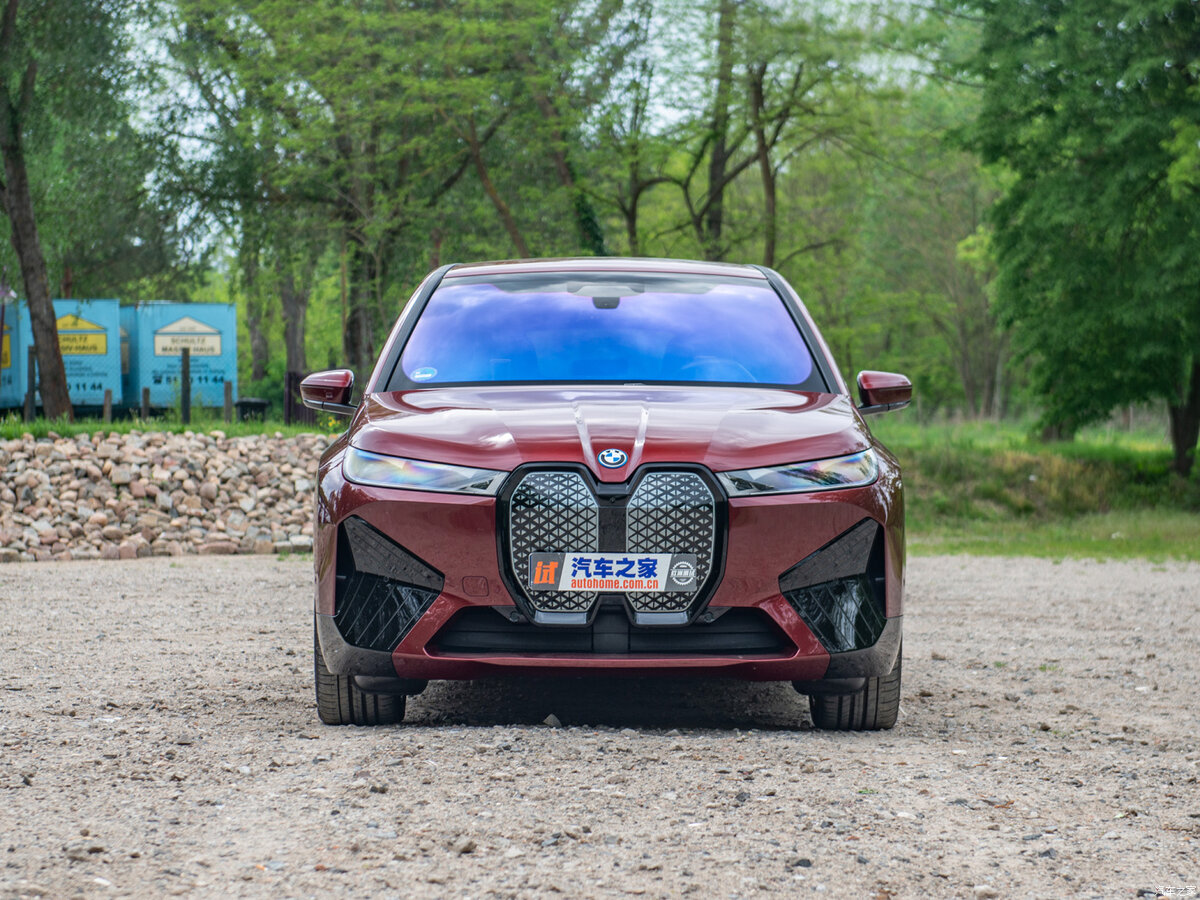 BMW iX – кроссовер премиум-класса. В автосалонах его продают по цене от 9,5 до 13 млн. руб.