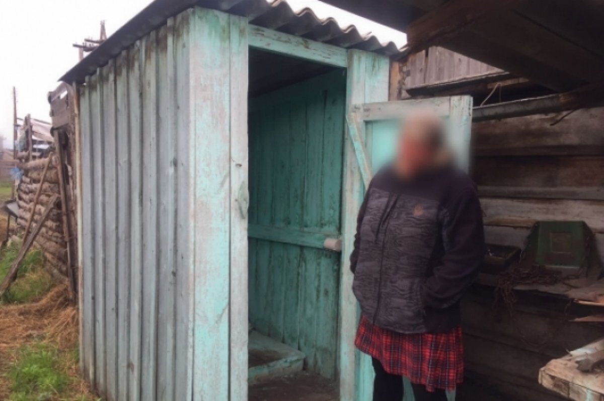    Женщина говорит, что родив в туалете ночью, даже не посмотрела, мальчик у нее или девочка.