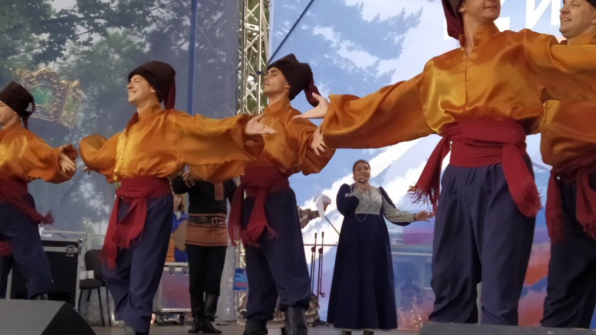     17 июня в 14:00 часов в Краевом Дворце Дружбы «Русь» пройдет концерт «Многая лета Русской земле», посвященный 30-летнему юбилею народного коллектива «Елань»