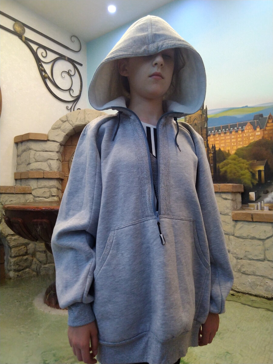 Утепленный хлопковый трикотаж, резинки из трикотажа на рукавах и по низу изделия.