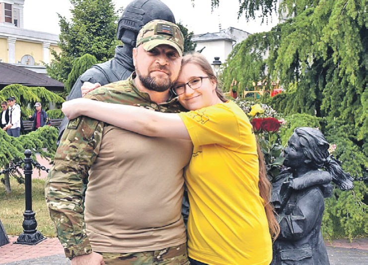 Боец Михаил, который  вдохновил создателя памятника «Вежливые люди», спустя девять лет встретился с той самой девочкой Аней. Фото: Виталий ПАРУБОВ/kpmedia.ru