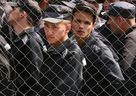    «Это серьёзные риски»: мнения экспертов о законе, освобождающем от уголовной ответственности арестантов, вступивших в ряды армии