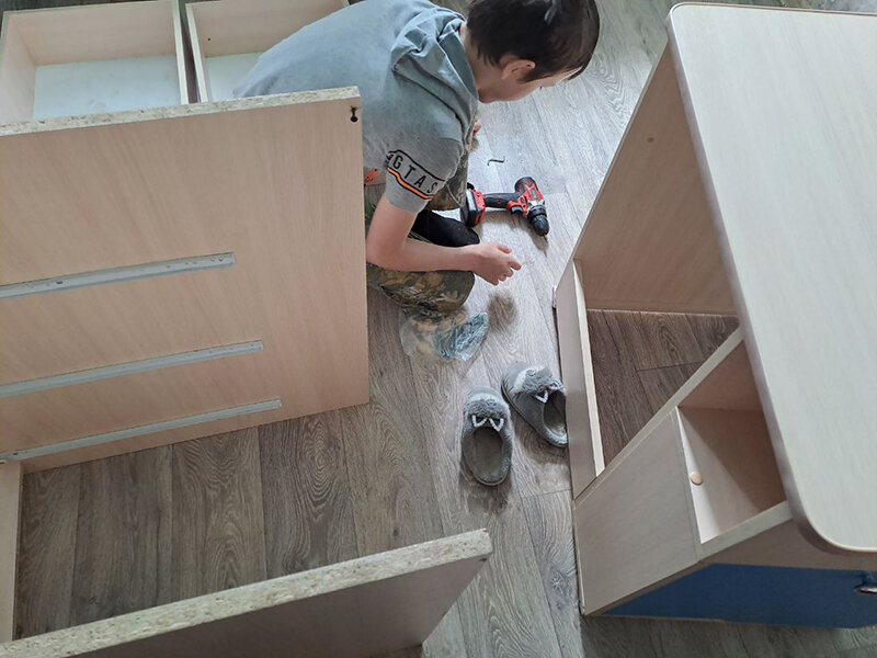 Ратмир собирает Ярославу кровать со столом