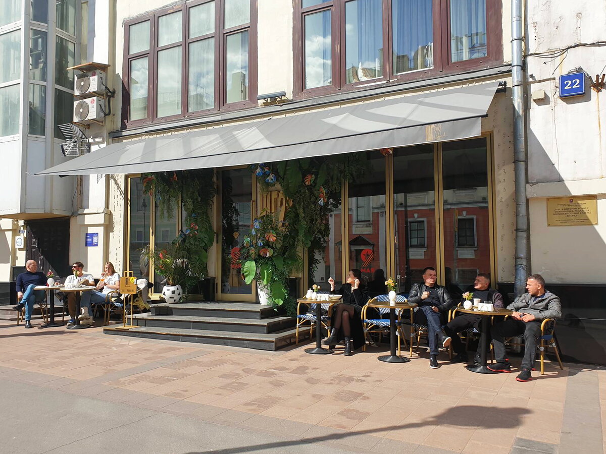 Вход в ресторан "Юг 22"