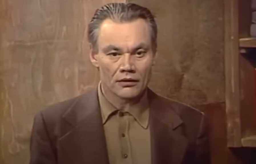 Сомов, друг Сергея (Афанасий Кочетков), кадр из телеспектакля "Осторожно, листопад" (1977)