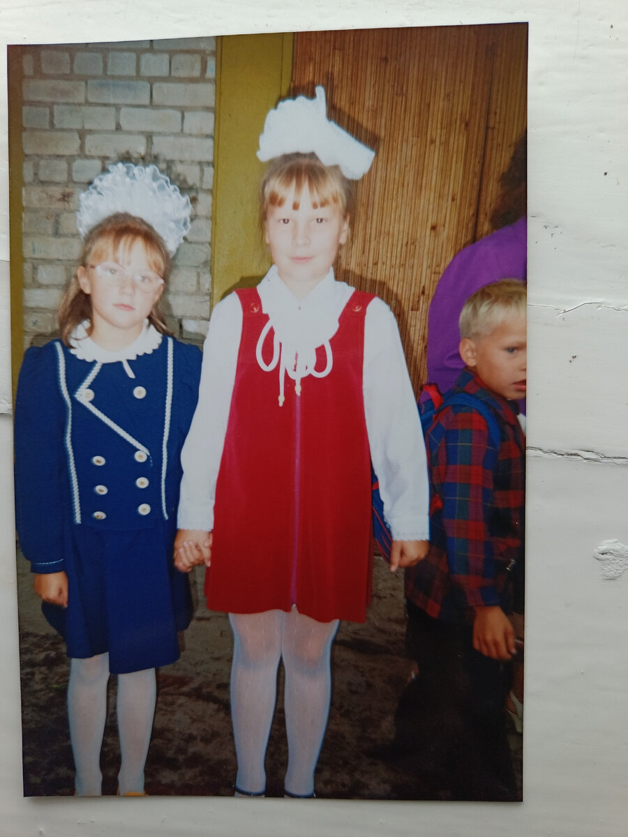 Мы с сестрой на 1 сентября. Я первоклашка, а Даша четвероклашка