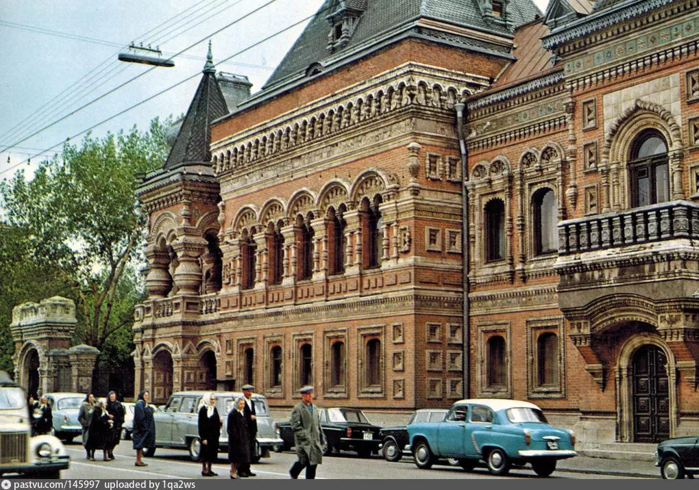 Посольство Франции в Москве. Якиманка посольство Франции. Дом купца Игумнова на Якиманке. Здание французского посольства в Москве.