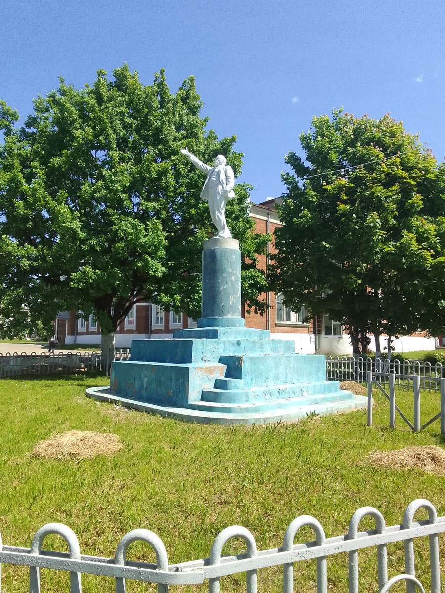 Памятник Ленину у Дома Культуры грн