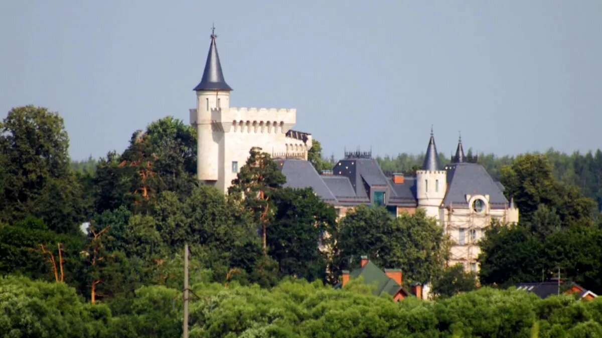 Шпили замка видны издалека. Фото: Геннадий Усоев, globallookpress.com