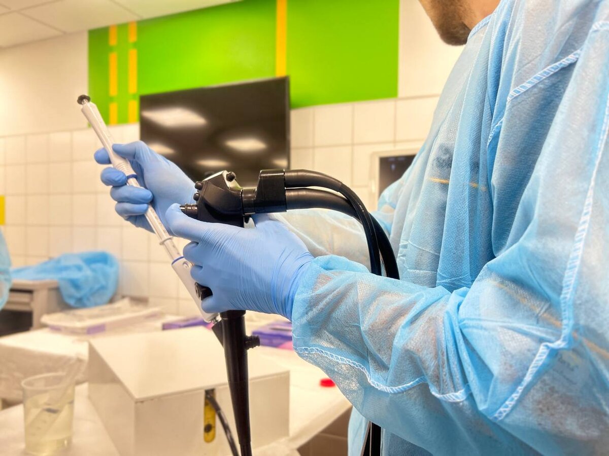 Спец доктор. Спец доктор. Специализации врачей. Медработник в защитном костюме. Специализации врачей.