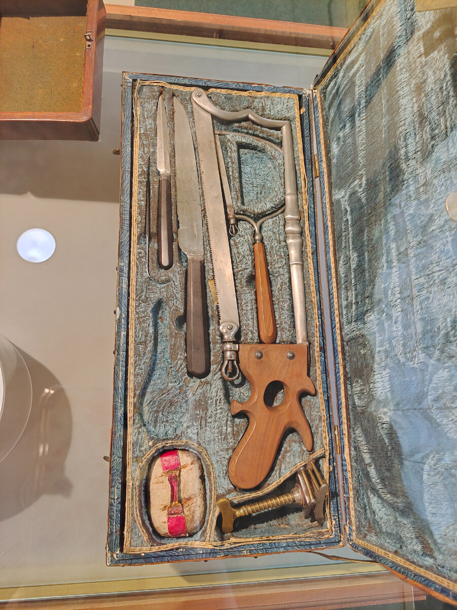 Жуткий экспонат: походная аптечка