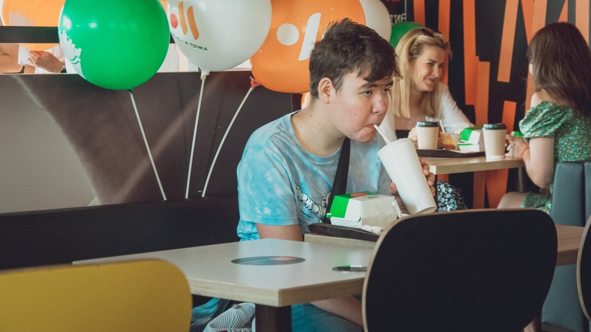     Всего неделю назад, в День России, сеть «Вкусно и точка» отпраздновала свой первый день рождения, а уже сегодня стало известно об очередном повышении цен на продукцию ресторанов. Такой «подарок» сильно возмутил волгоградских любителей фастфуда.