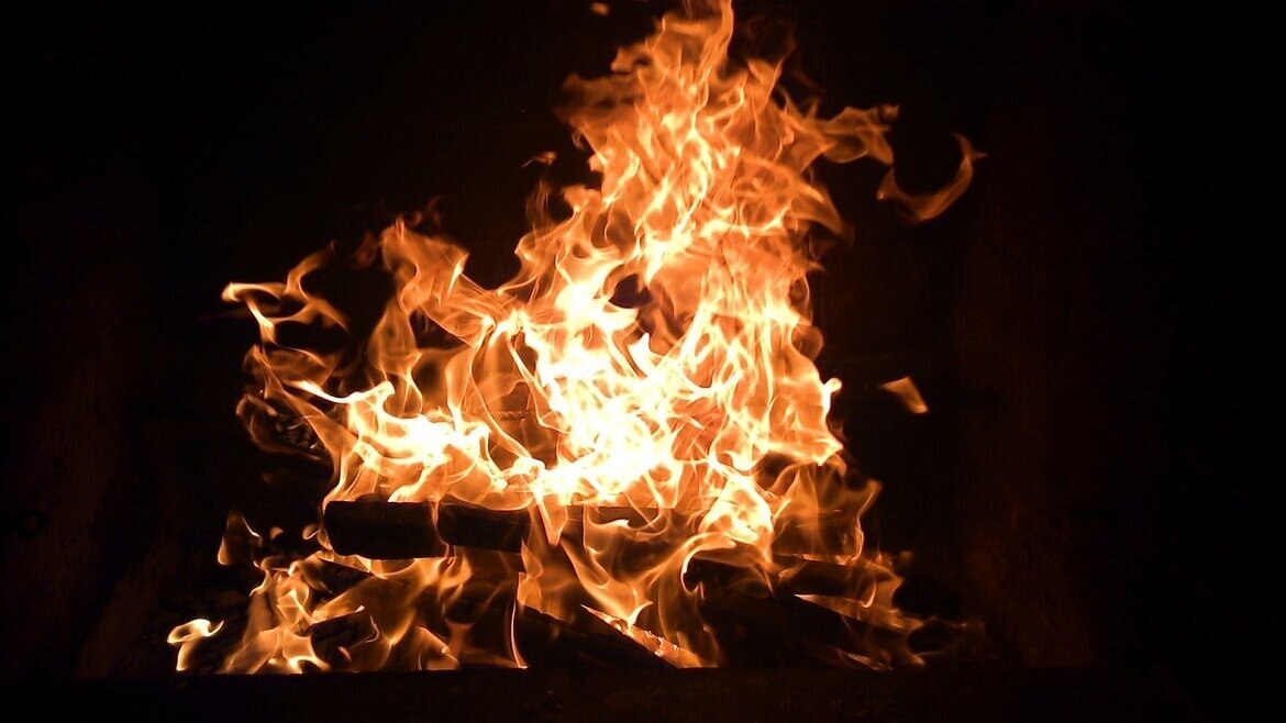     Общая площадь возгорания превысила 275 квадратных метров.