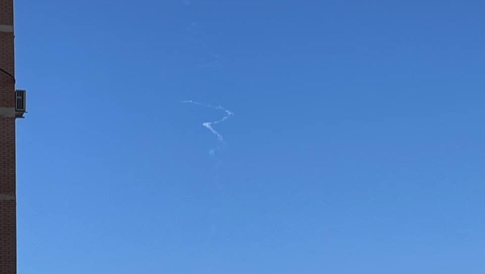     В Батайске и Ростове очевидцы заметили следы в небе, напоминающие результат работы систем ПВО, об этом сообщил корреспондент RostovGazeta.
