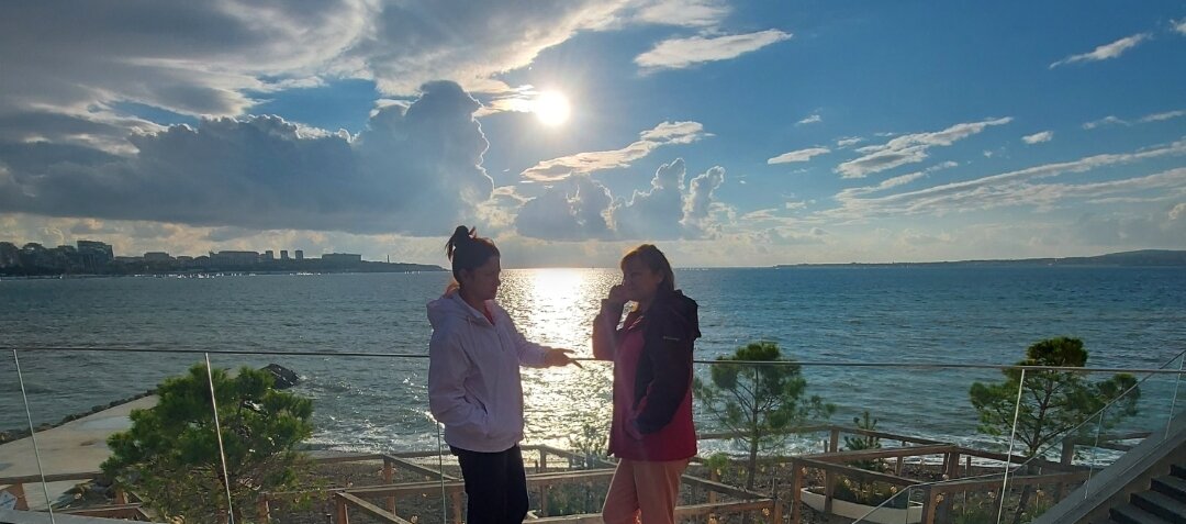 Любое общение можно сравнить с закатами и  восходами. Первое слово напоминает проснувшееся солнце, а уходящее светило шепчет , о том, что это только начало и поднятая тема обязательно вернётся завтра. Так и диалог, который начинается с новым знакомым всегда переходит в большее. Возможно  — это то, что все ждут.