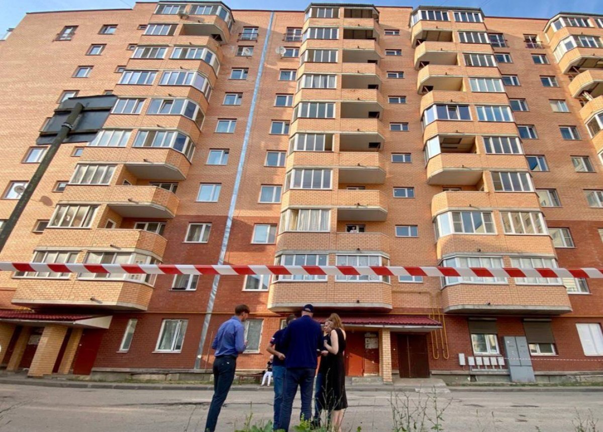    В Пскове демонтируют аварийный кирпичный фасад дома №32 по улице Юбилейной