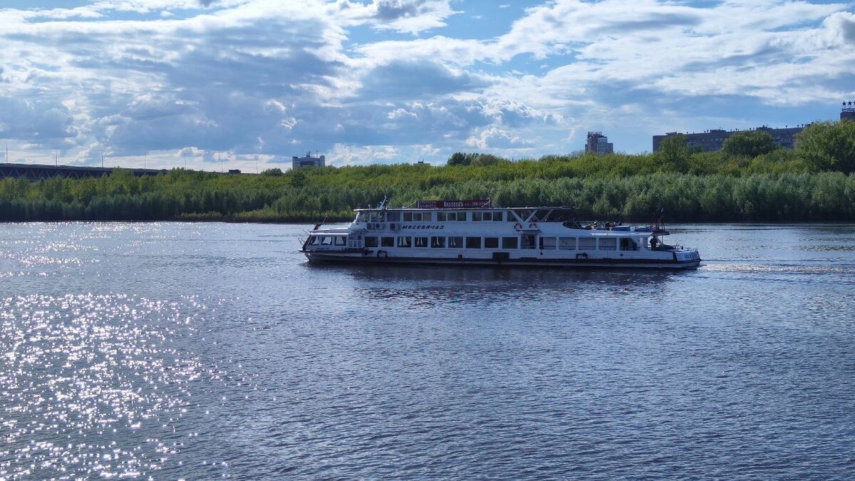     В Нижегородской области активно развивают туристические водные маршруты. Можно не только отправиться на речную прогулку, но и уплыть в другой город или даже регион. Сколько стоит поездка на теплоходе, «Валдае», «Соталии» и «Экоходе» — в материале NewsNN.