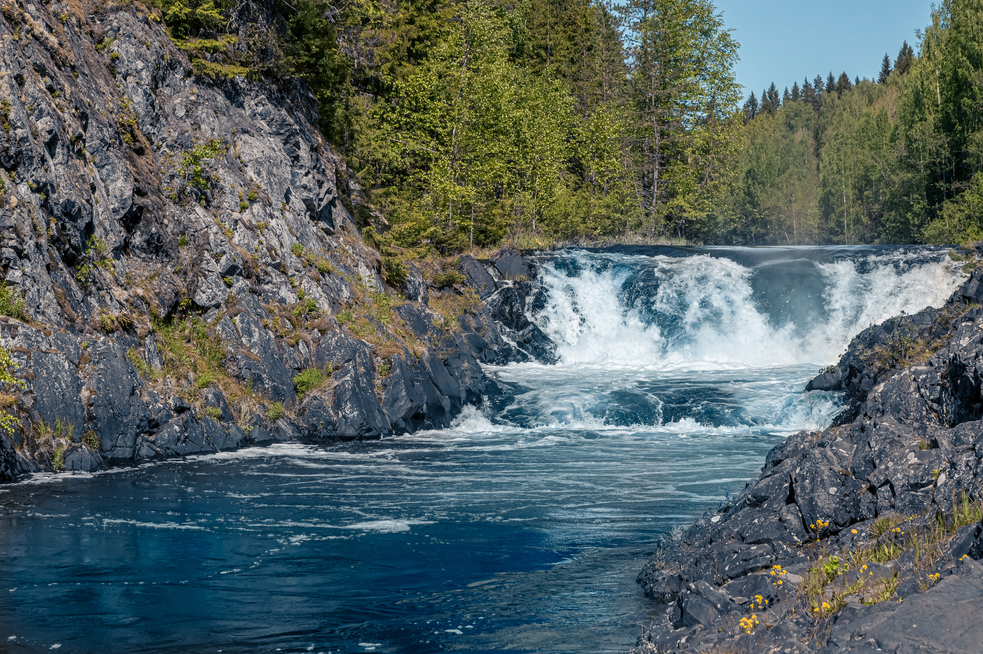 Равнинные водопады европы. Кивач Карелия. Водопад Кивач. Петрозаводск водопад Кивач. Равнинный водопад Кивач.