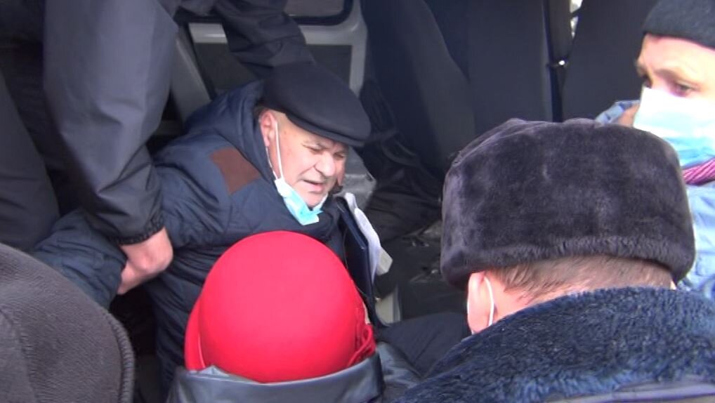 Вот в таком положении в машине А.К. Черепанов якобы дал рукой в глаз полицейскому, Просто смешно.