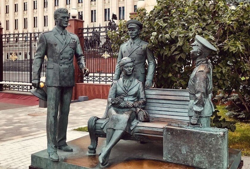 Памятник у Министерства обороны