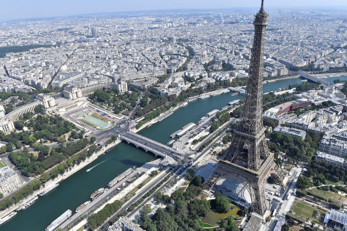 Where paris. Париж шпиль на Елисейских полях. Париж. Эйфелева башня, река сена. Высота Эйфелевой башни в Париже. Эйфелева башня в Париже сверху.