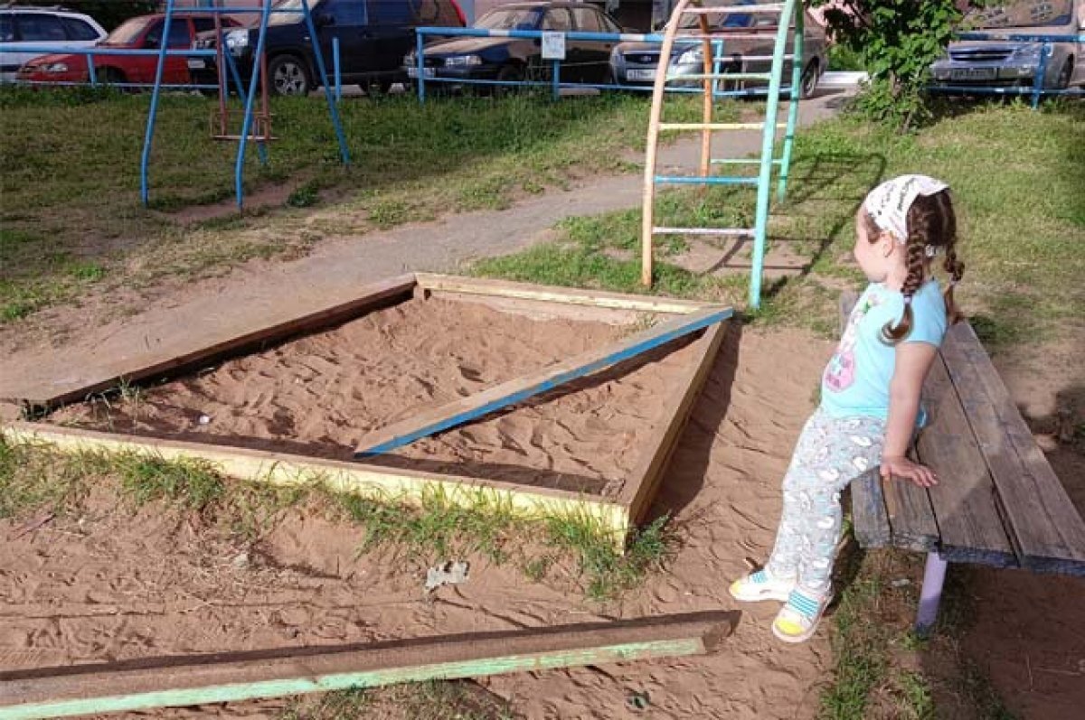    Двор дома № 421 по ул. К. Маркса. Найти деньги на ремонт песочницы УК не может.