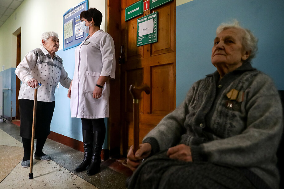 Связанные с налоговой реформой изменения вынудили губернаторов некоторых регионов экономить даже на здравоохранении. Фото: Кирилл Кухмарь/ТАСС