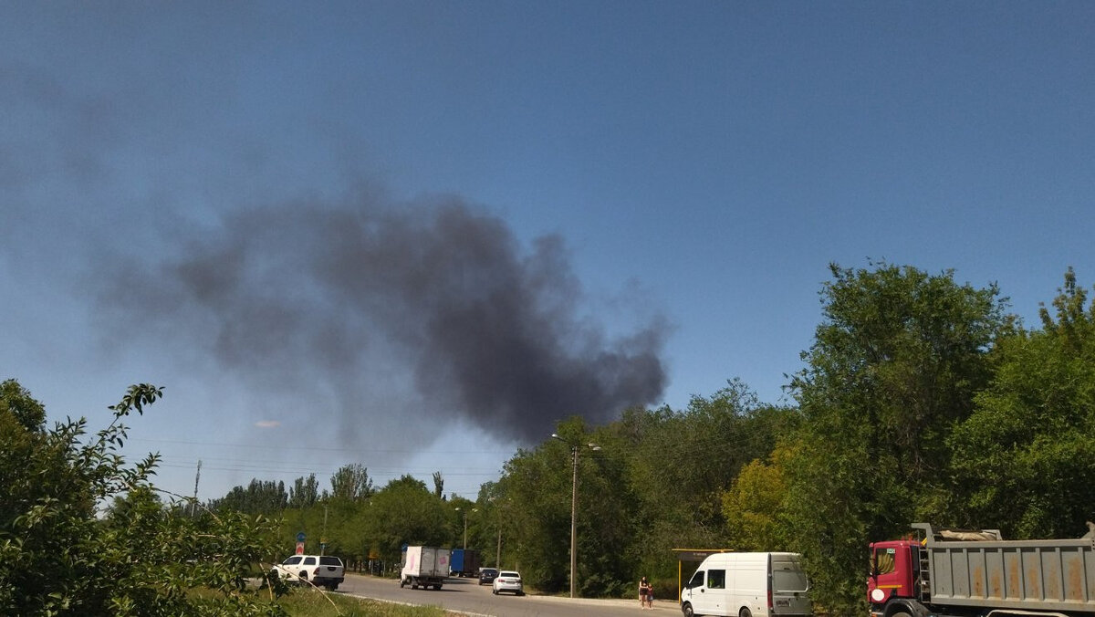     Черный дым заволок небо в городе-спутнике Волгограда из-за сильного пожара на территории одного из местных предприятий, сообщают «НовостиВолгограда.ру».