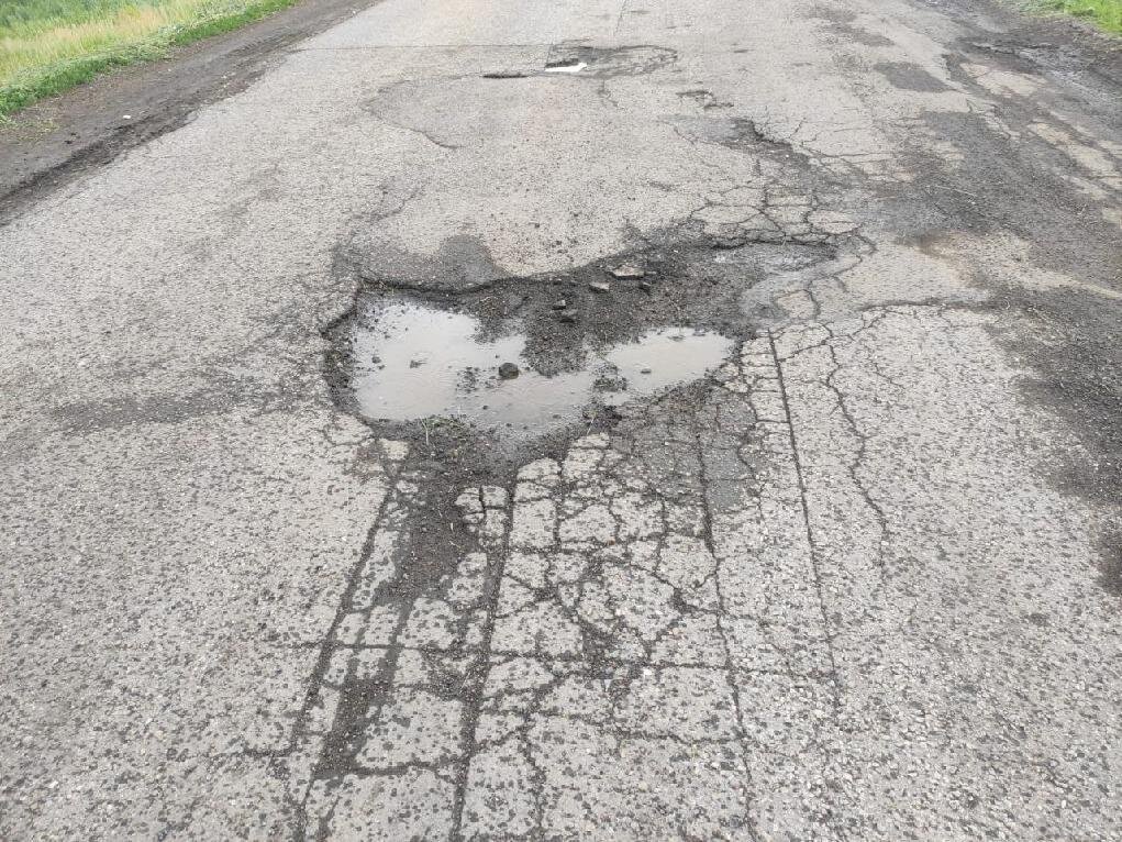 Дорожное покрытие подверглось серьезным разрушениям