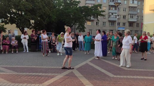 А у нас танцуют!! Брошу я в омут колечко на счастье, Трудно найти, но легко потерять. Чтобы не плакать - не надо влюбляться... Вера Хэвитан