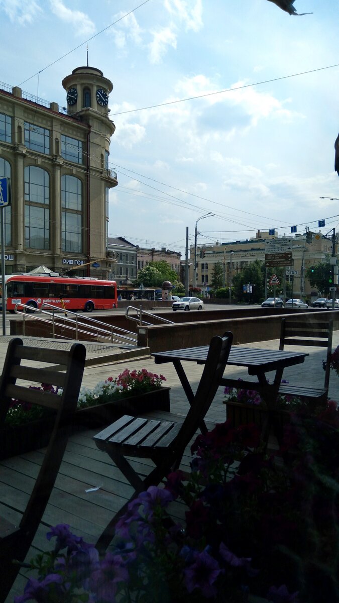 Ростов-на-Дону. Пересечение Будёновского проспекта и ул. Большой Садовой. Консерватория справа на фотографии