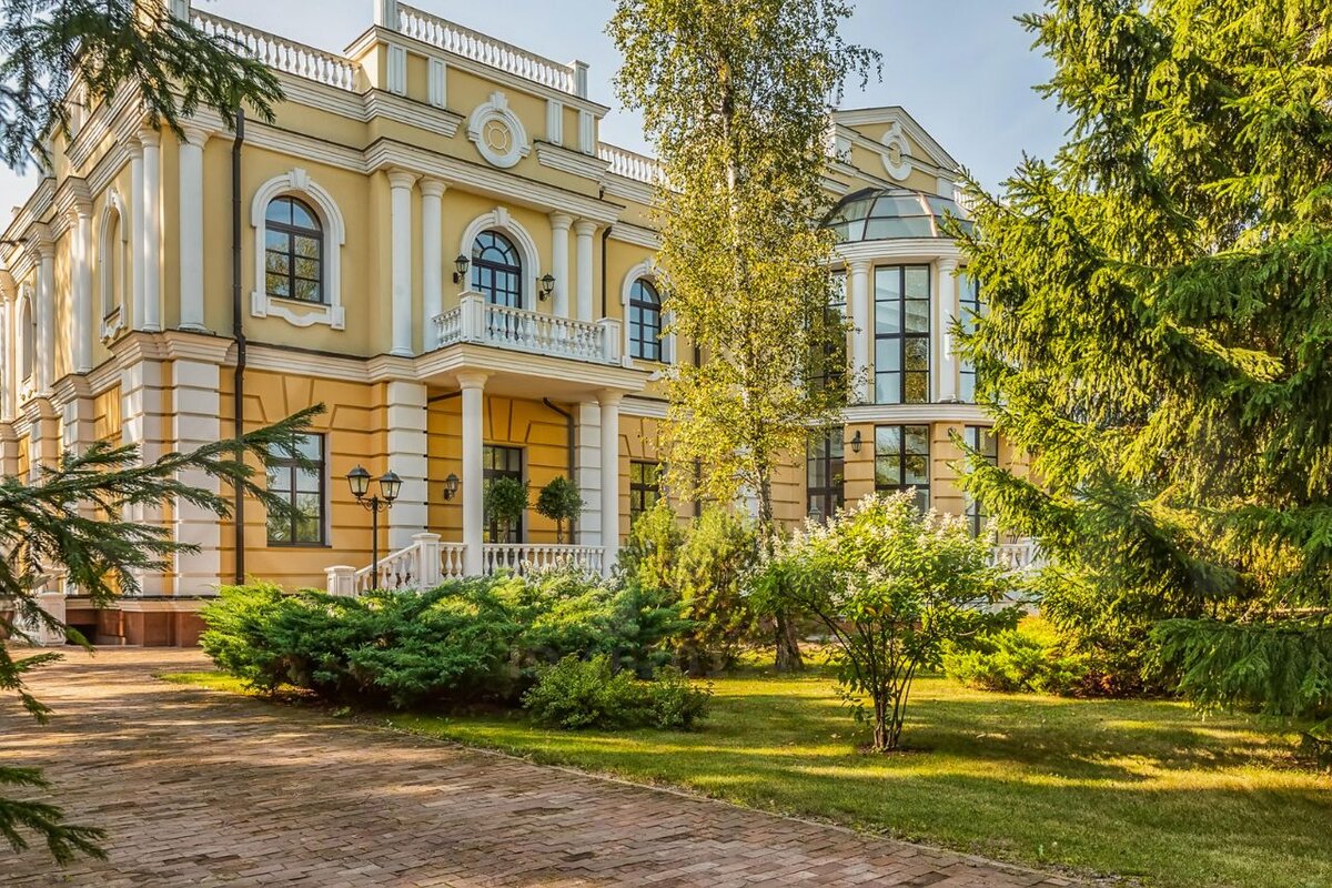 «Настоящий дворец»: как выглядит пятиэтажный особняк Алсу на Рублевке