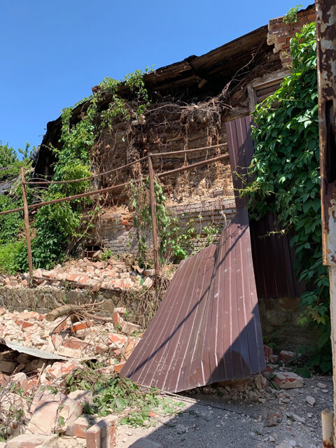    На прошлой неделе обрушилась боковая стена здания