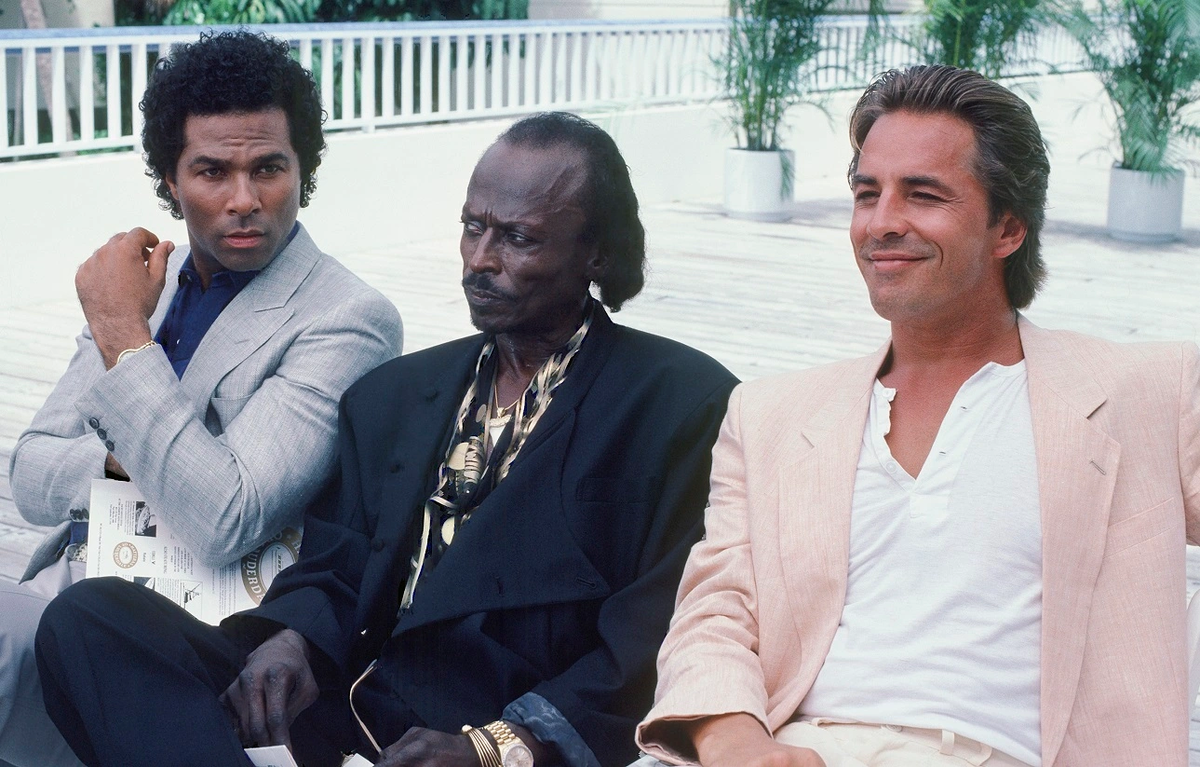 Miami vice. Джин Симмонс в сериале полиция Майами отдел нравов. Полиция Майами отдел нравов вы арестованы. Роль Маргарет в сериале полиция Майами отдел нравов.