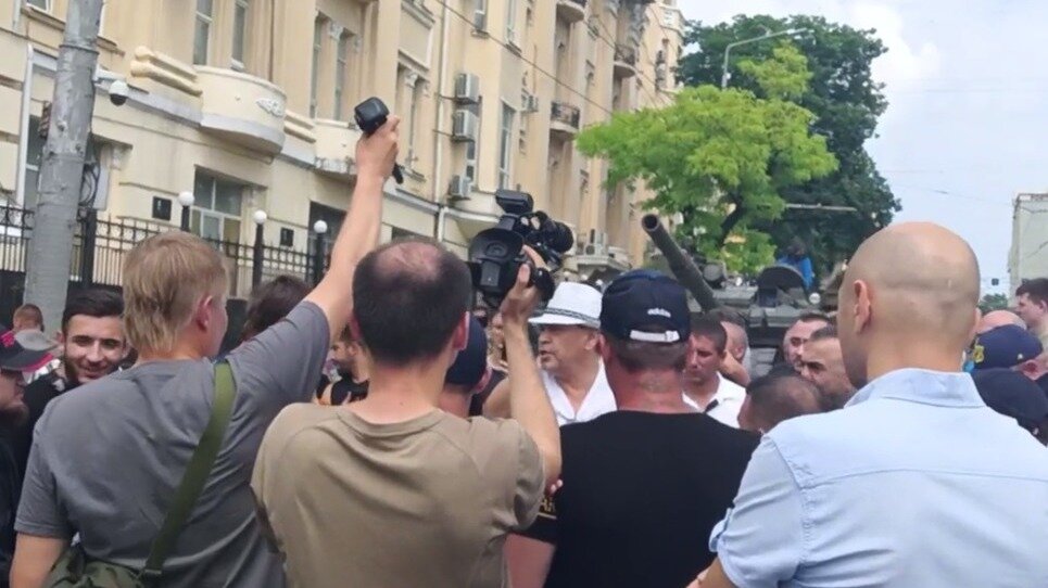     Возле центра мятежа бурлят эмоции.