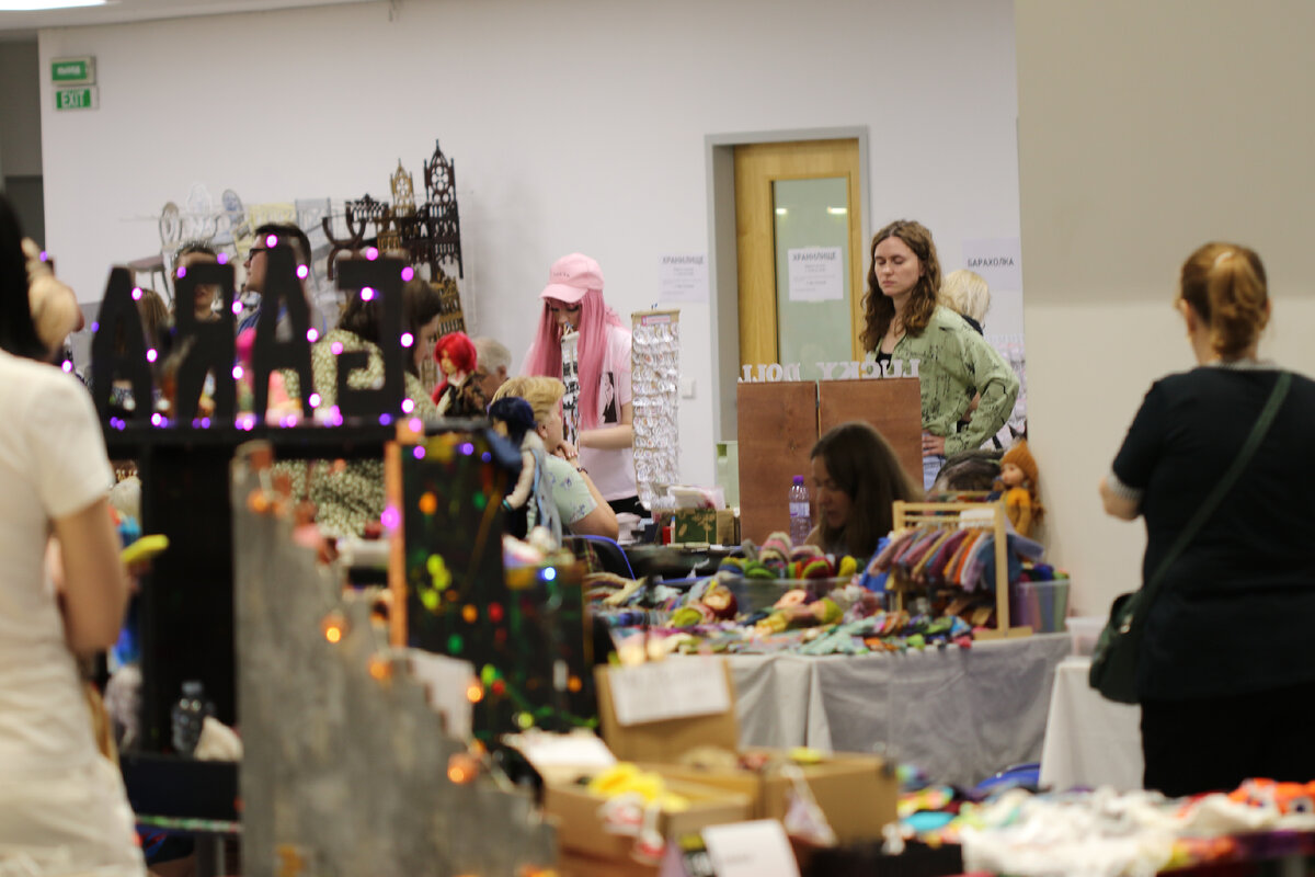 Авторские аксессуары на выставке Dollscar 2023.  17 июня. Амбер Плаза. Москва. Фотограф: Галина Тугушева.