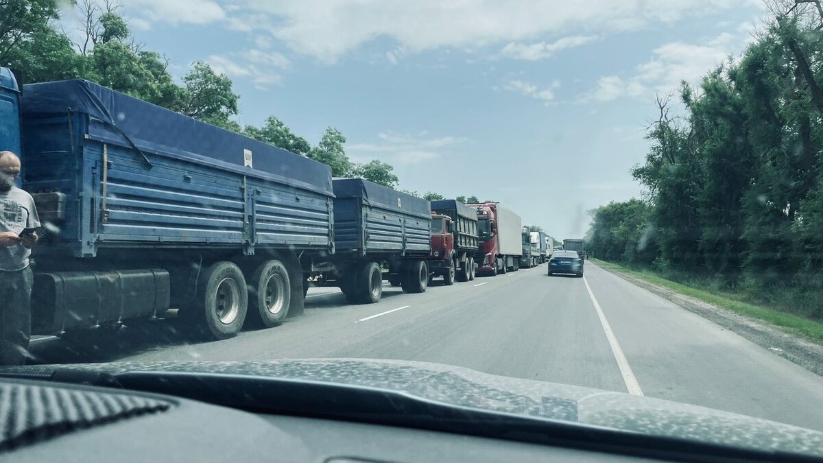     Въезд в город с трассы из Ставрополя перекрыт бетонными плитами, сообщает корреспондент RostovGazeta.