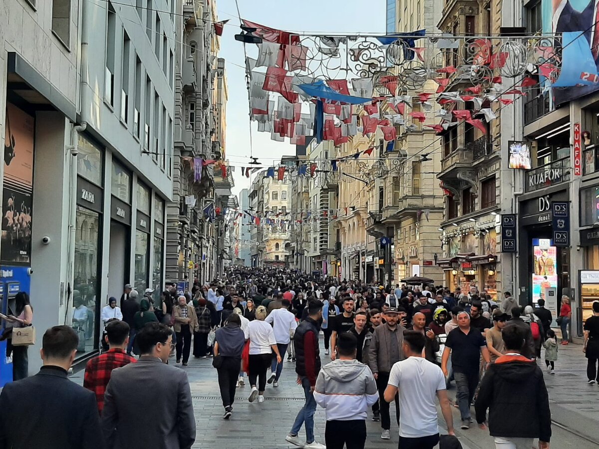 Стамбул - это турецкий мегаполис и один из самых захватывающих городов мира, раскинувшийся на берегах пролива Босфор.