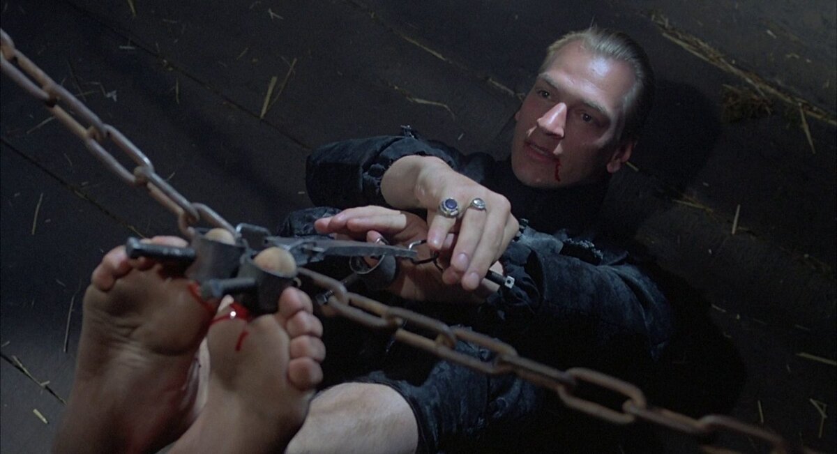 Кадр из фильма "Чернокнижник" (1989)