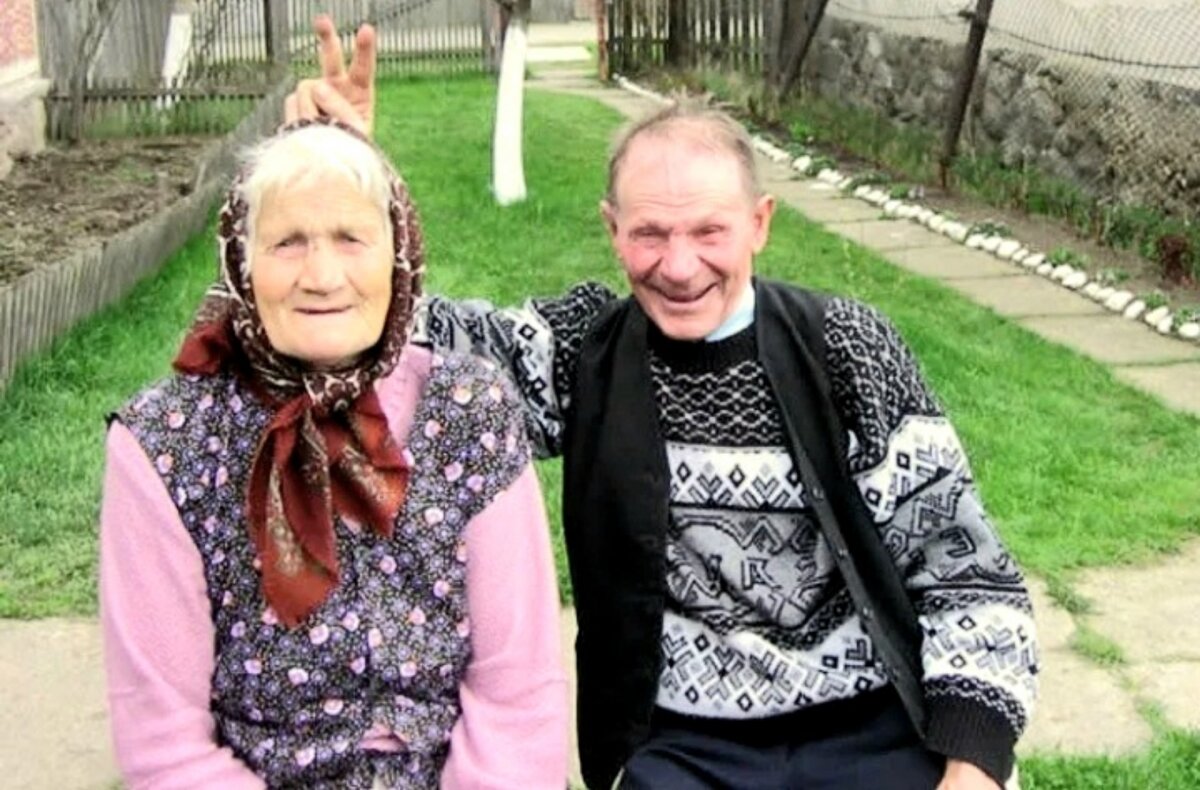 Бабушка и дедушка. Бабушка и дедушка в деревне. Веселые старики. Юмористические бабушки