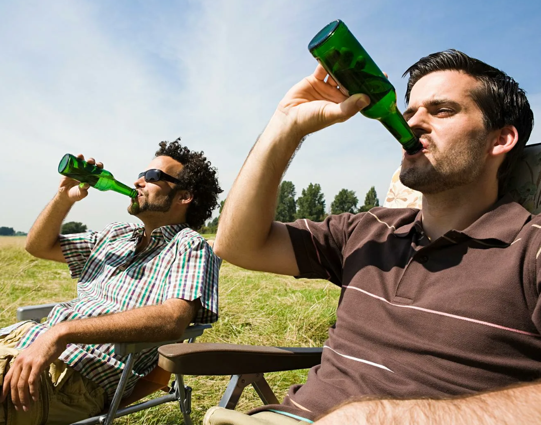Мужчина пьет форум. Мужики пьют на природе. Парень пьет. Мужики пьют пиво. Мужчина пьет пиво.