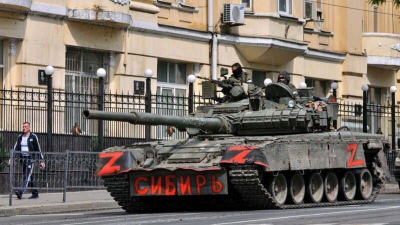     Политические аналитики неохотно дают прогноз, когда и каким образом может завершиться вооруженный мятеж, поднятый Евгением Пригожиным. Ясно одно — он должен быть остановлен.