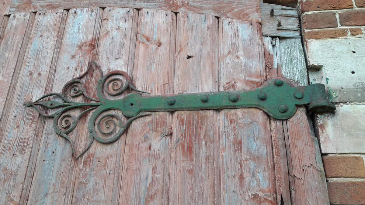 Медные петли на воротах амбара