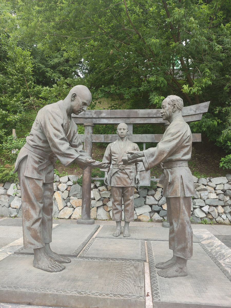 Василий Ощепков получает чёрный пояс из рук Учителя. Фото автора.