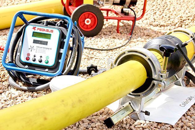 Для успешной сварки пластиковых труб необходимо соблюдать некоторые условия. Труба не должна иметь овального сечения, для чего применяют механические или гидравлические выпрямители d 160 мм Caldertech.