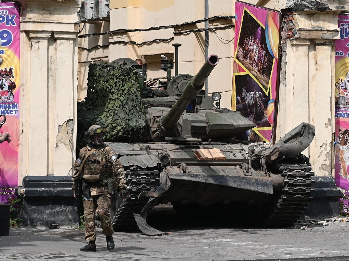    Танк ЧВК "Вагнер" в воротах цирка в Ростове-на-Дону© РИА Новости / Сергей Пивоваров