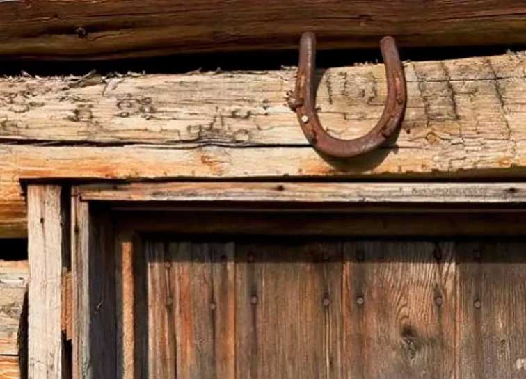 Как правильно повесить подкову над дверью входной